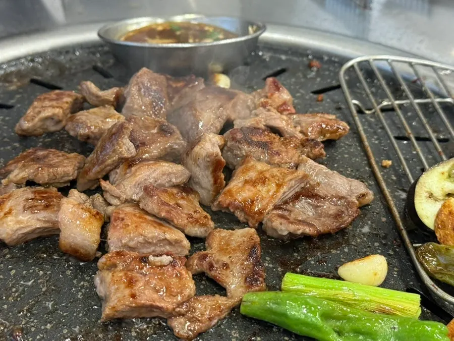 땡초절임을 올린 고기 한 점