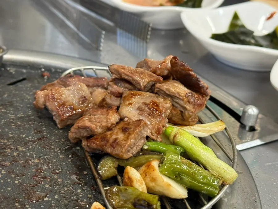 구운 파와 함께 담긴 갈매기살