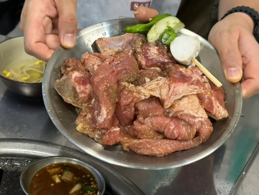 불판에 올린 양념 돼지갈비