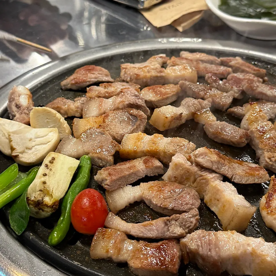반찬과 함께 즐긴 흑돼지 한 점