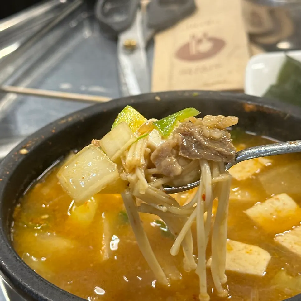 끓고 있는 구수한 된장찌개