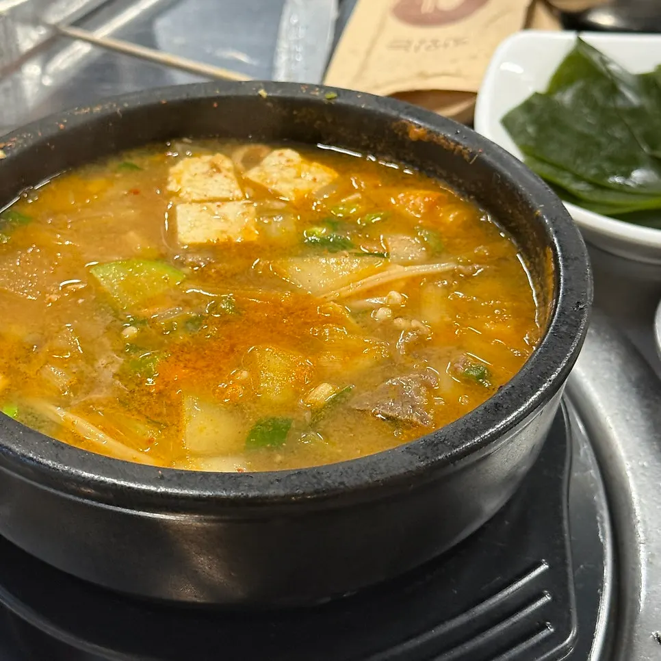 된장찌개 한 숟갈 뜨는 모습