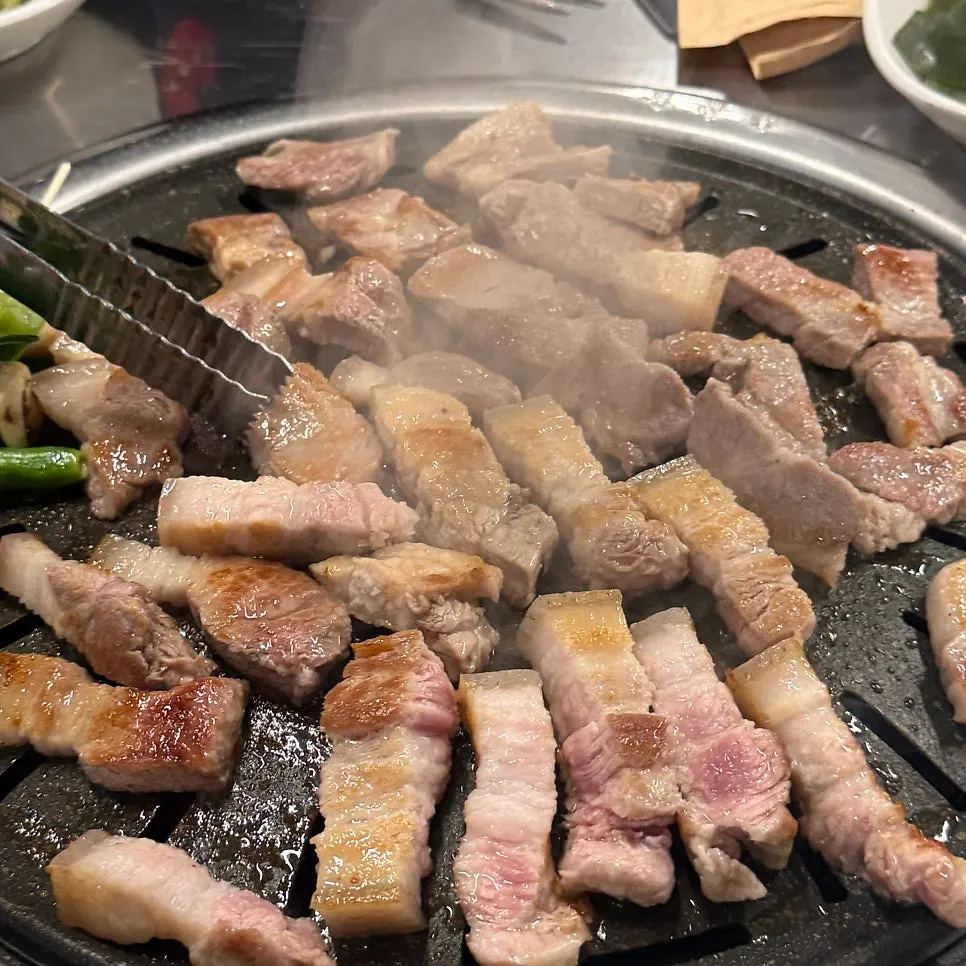 육질이 탄탄한 지례 흑돼지 구이
