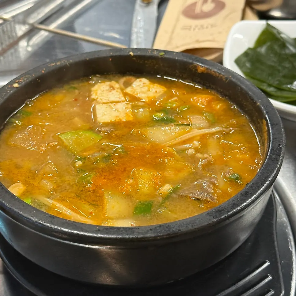 비운 접시와 된장찌개 뚝배기