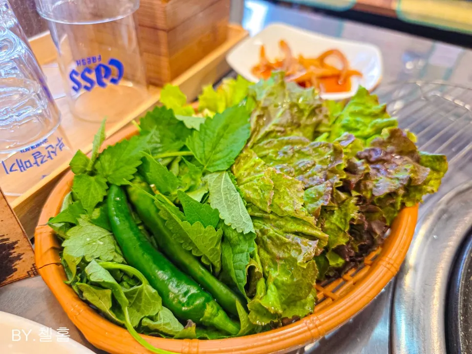 콩나물국과 기본 반찬 접시