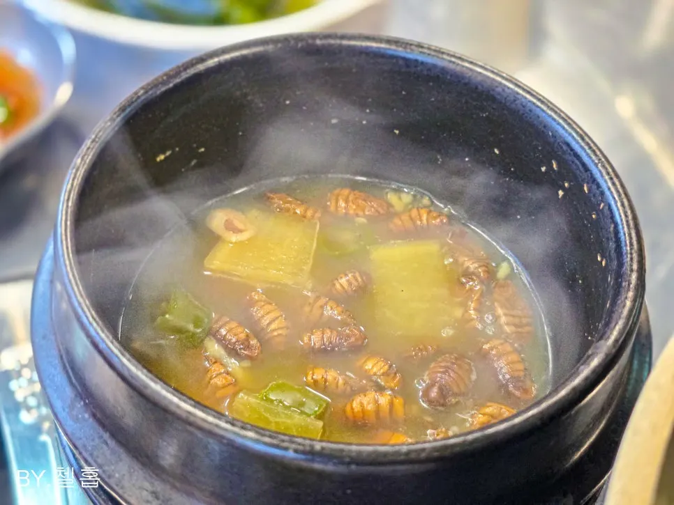 기본 제공되는 칼칼한 번데기탕