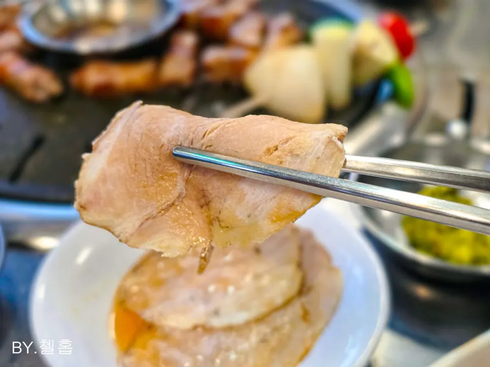 소스에 버무린 냉수육 한 점