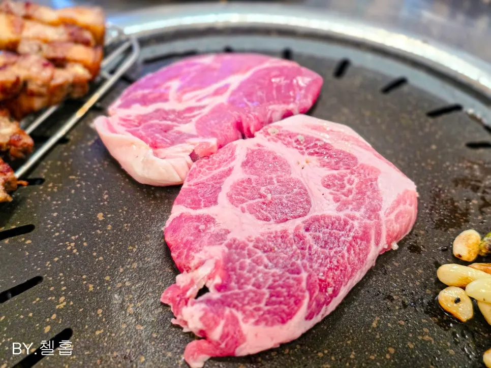 숯불 불판에 올린 지례흑돼지 목살