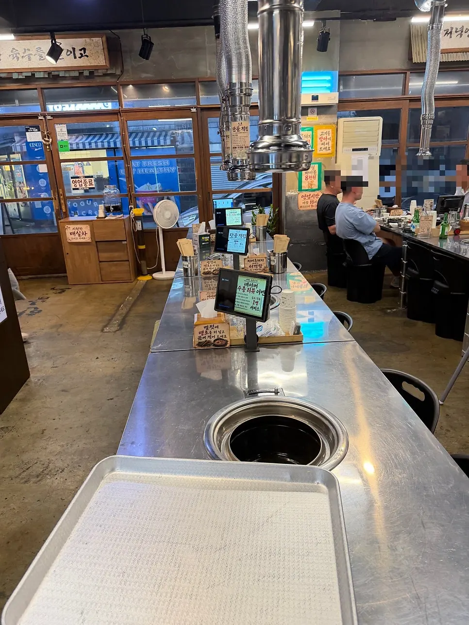 1980s retro-style interior of Daewol Charcoal Barbecue