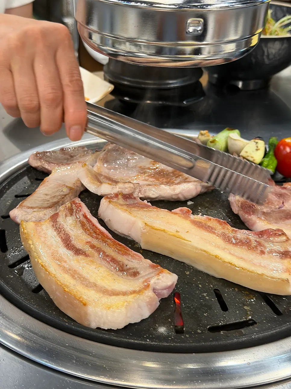 Charcoal-grilled black pork cut with scissors