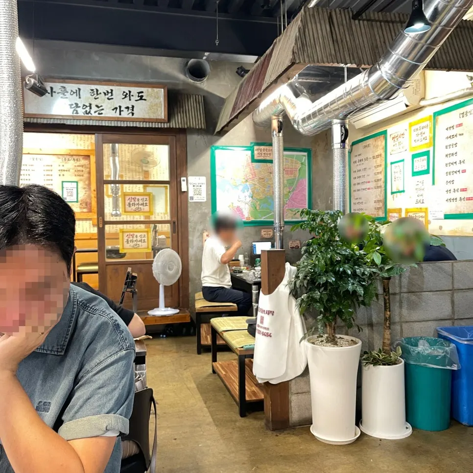 야외 좌석과 테이블