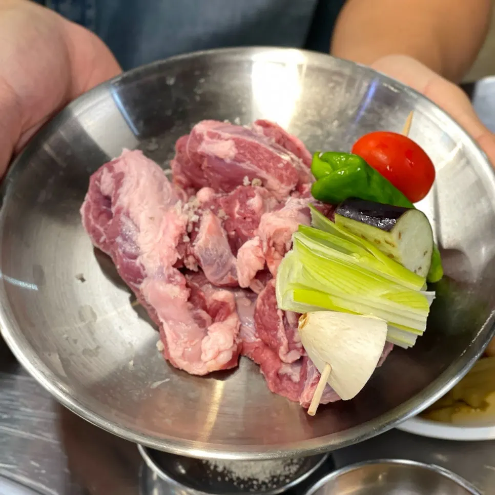 생갈매기살과 기본 반찬 상차림