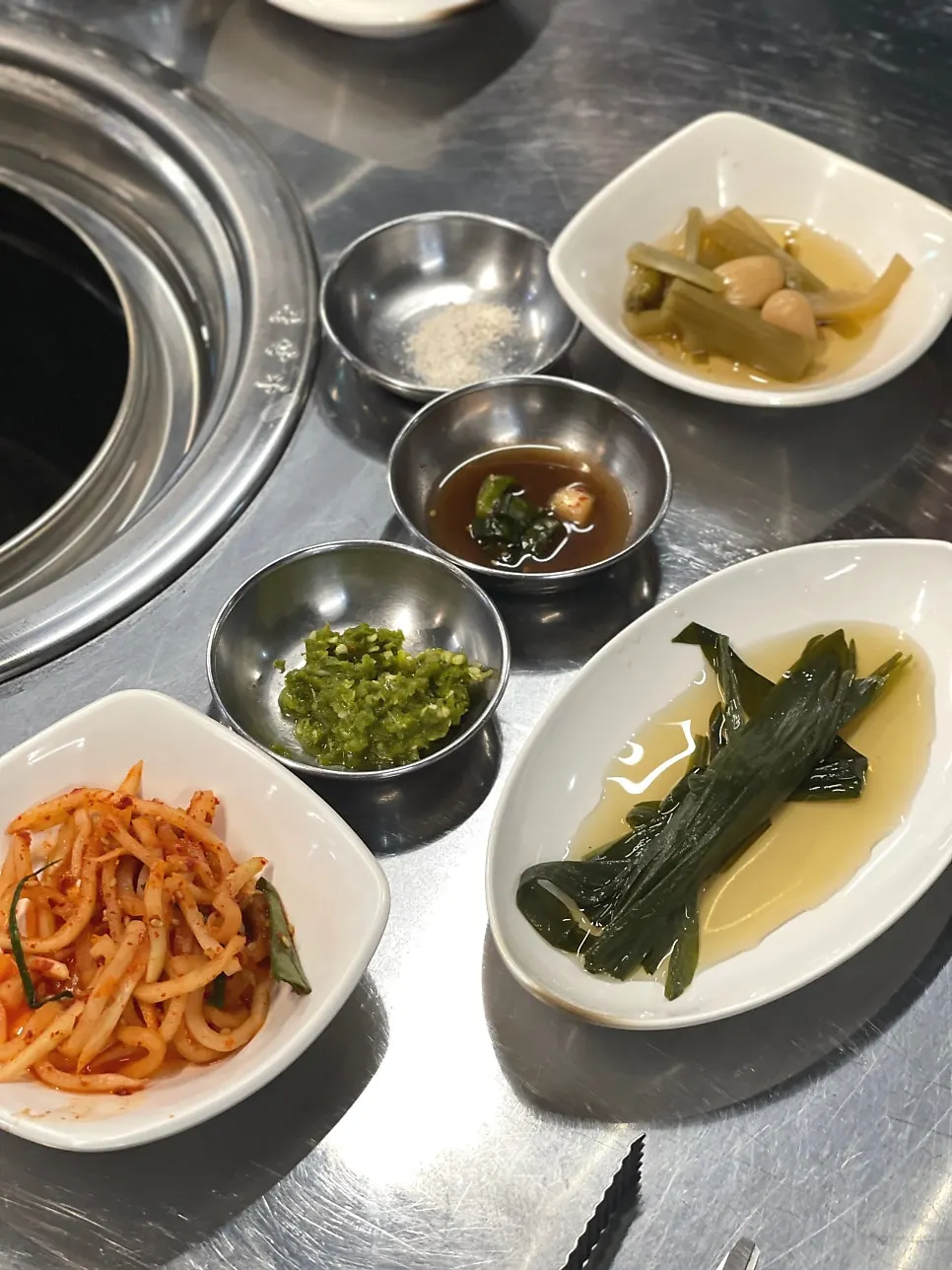 고기 굽기 전 내주는 냉수육 접시