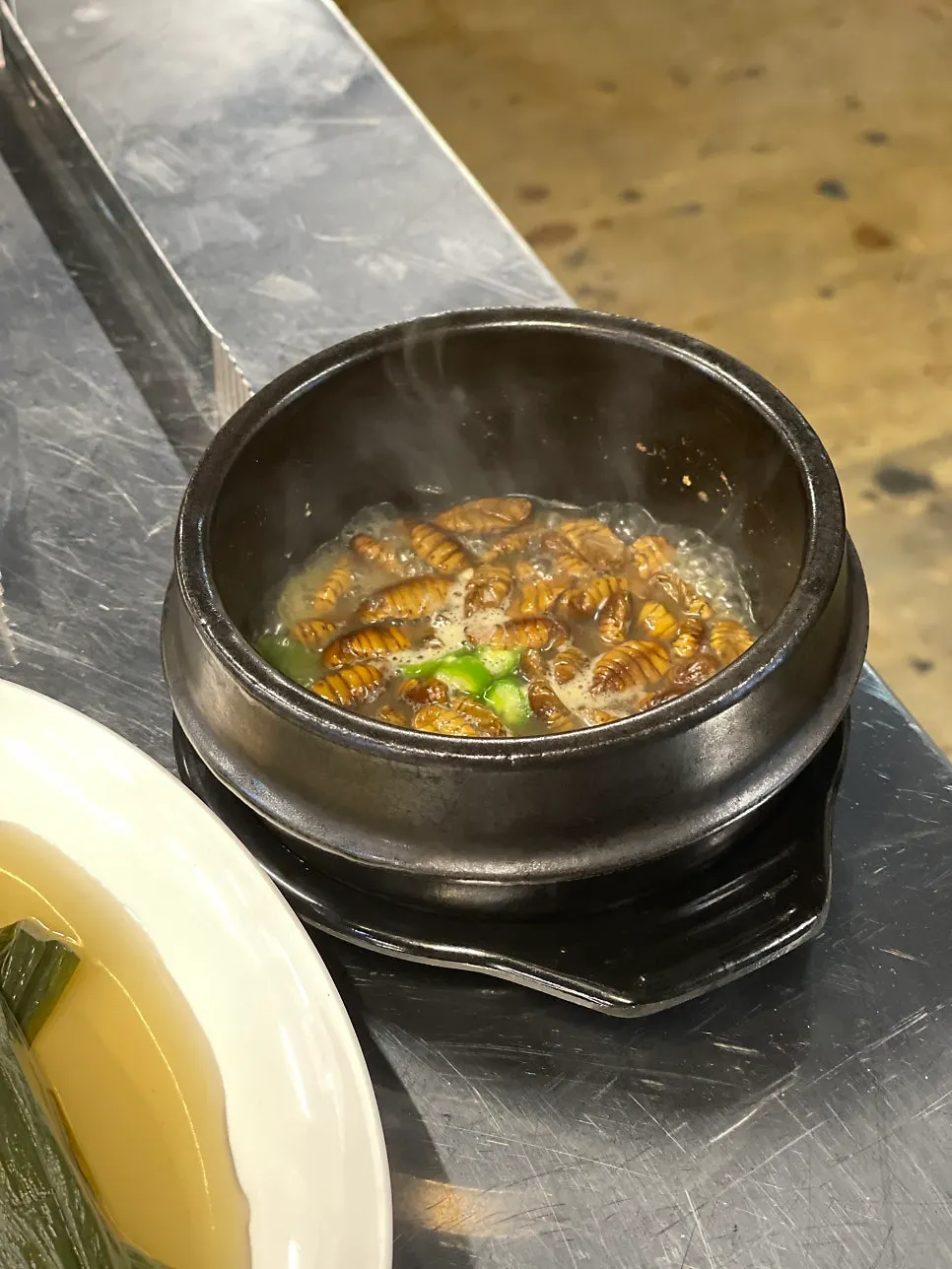 테이블에 차려진 반찬 구성