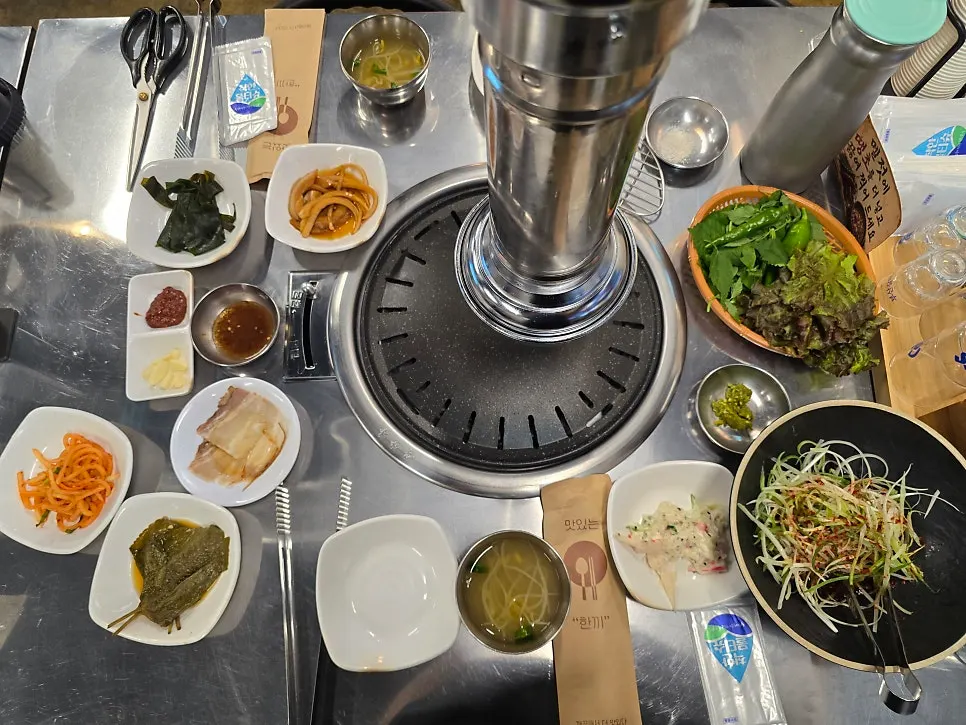 테이블에 깔린 기본 반찬과 멜젓