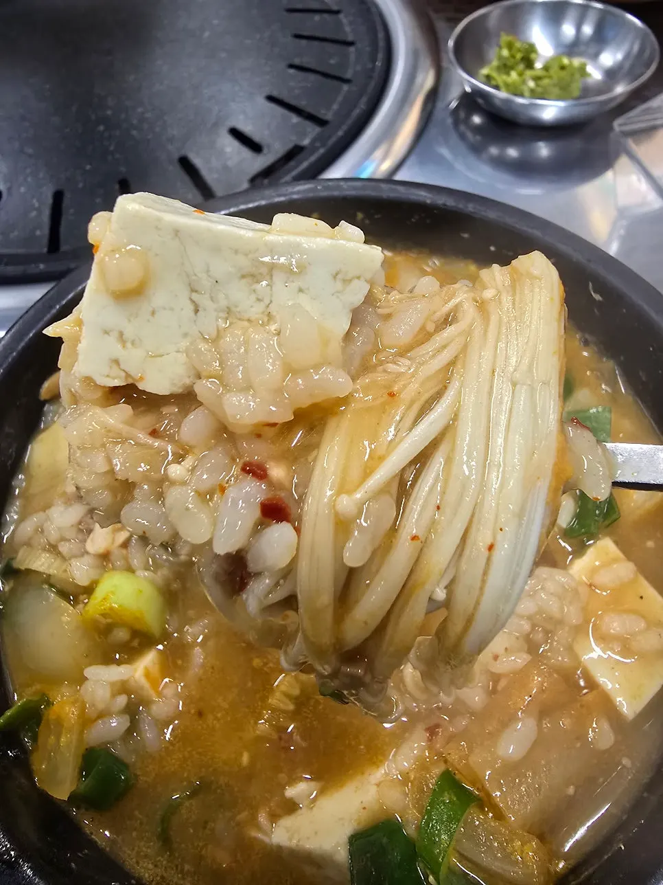 구워지는 두툼한 흑돼지 오겹살
