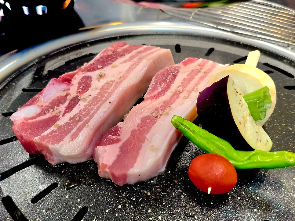 노릇하게 익은 오겹살 단면