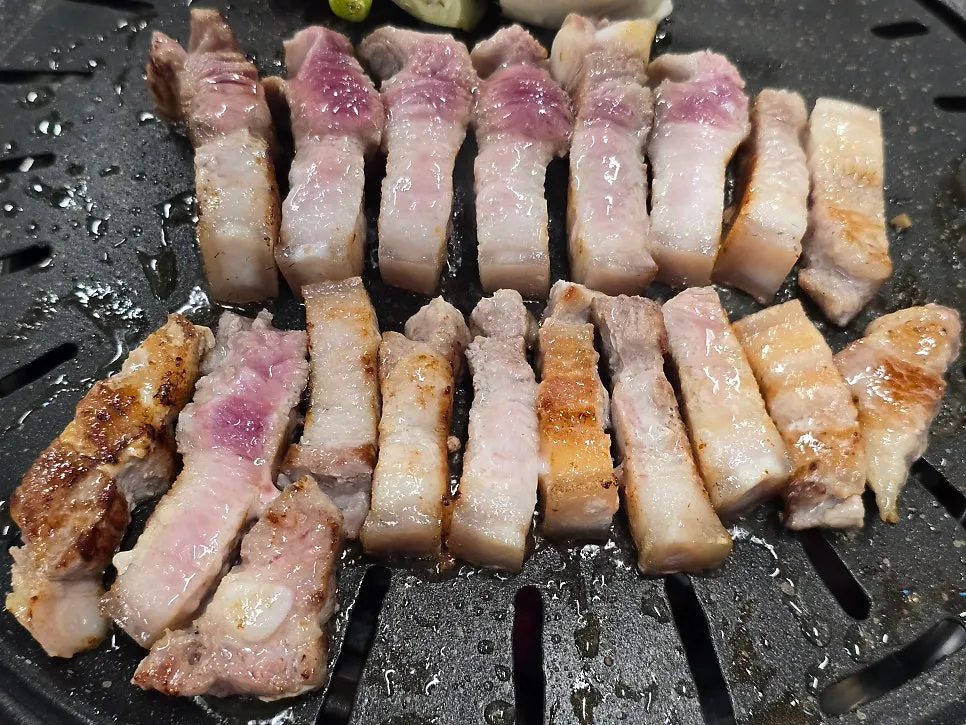 멜젓에 찍은 오겹살 한 점