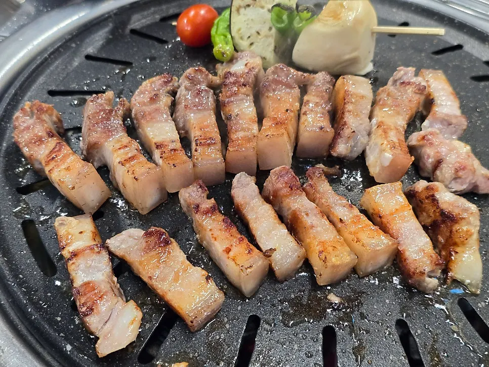 다 구워진 흑돼지 오겹살과 반찬
