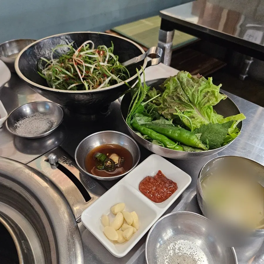 Wild garlic leaf, pickled onion, and other wrap side dishes