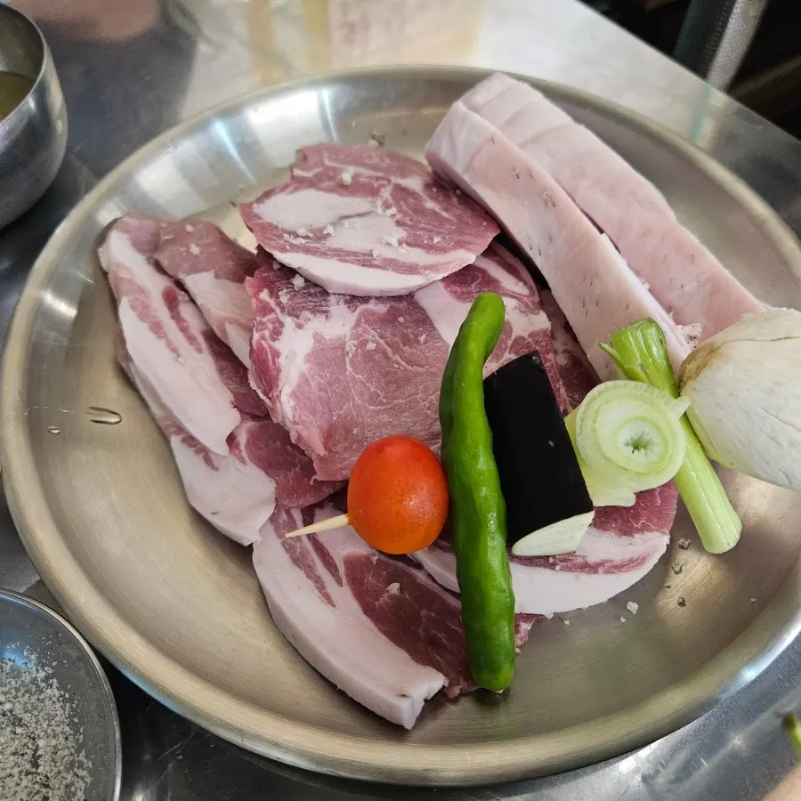 Jirye black pork platter served on the table