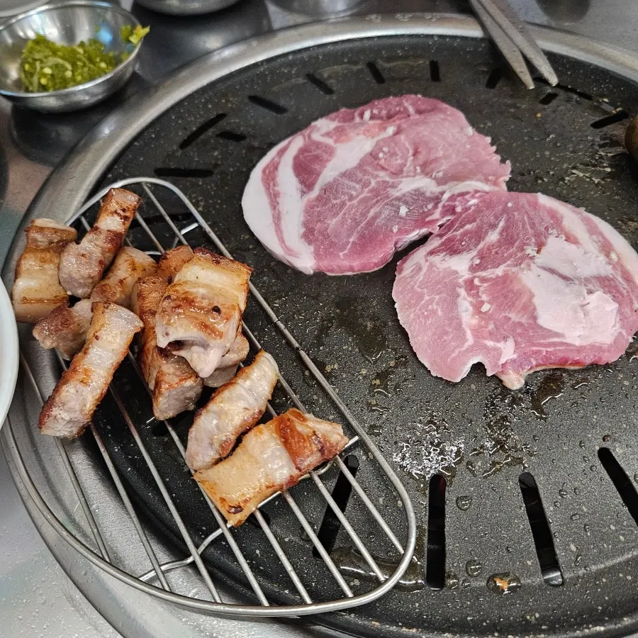 Jirye black pork grilling to a golden brown