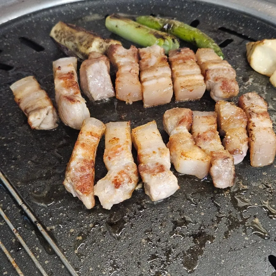 Charcoal-grilled pork belly cut into bite-size pieces