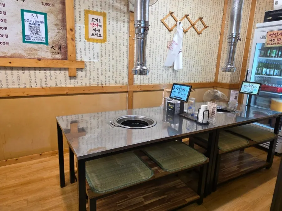 Cleared-off dining table in the Daewol Charcoal Barbecue hall