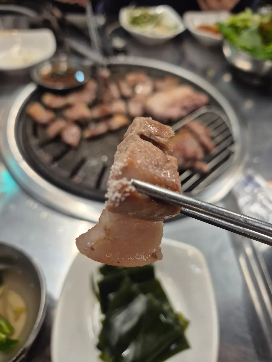 Guide on how to eat deliciously alongside the black pork platter