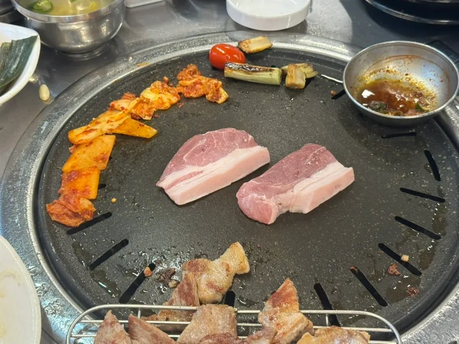 Grilled black pork neck (mokssal)