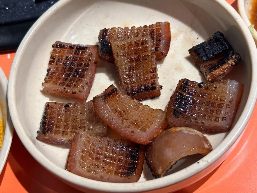 Charcoal-grilled honeycomb pork skin