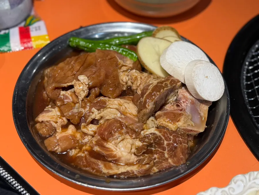 ซี่โครงหมูหมักบนเตา