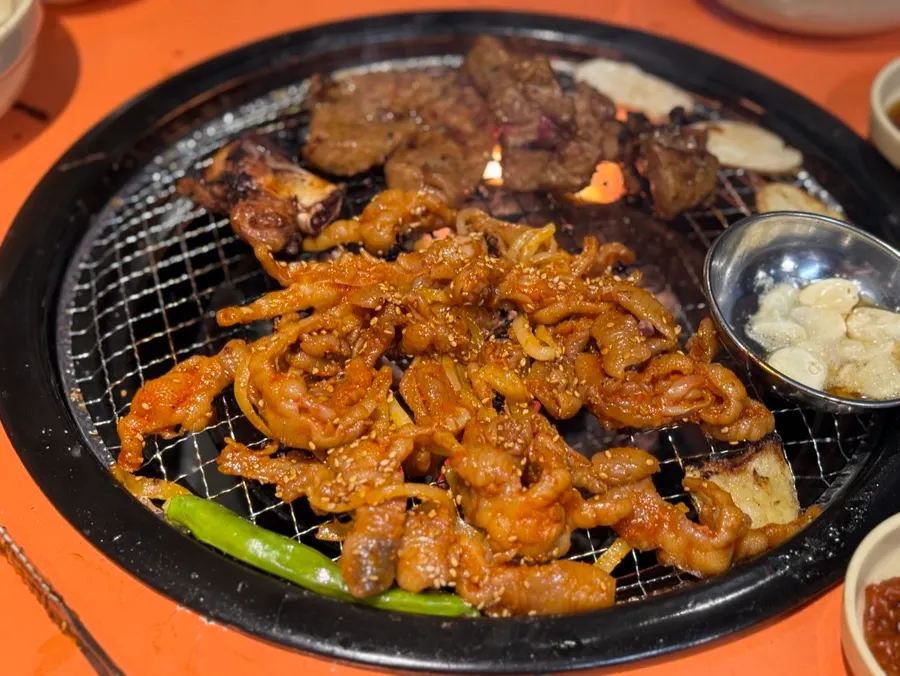 ตีนไก่ย่างถ่านสีเหลืองหอม