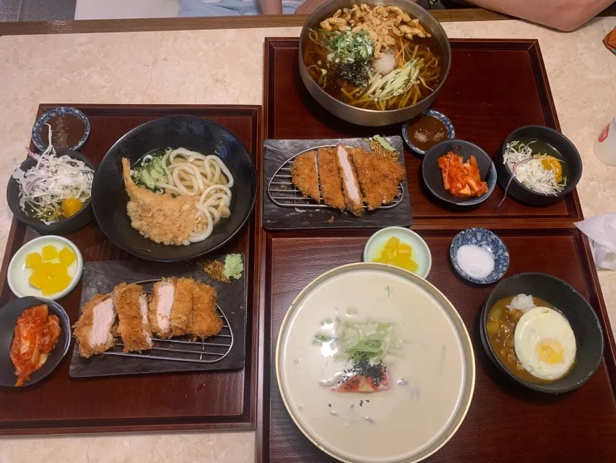 냉모밀 돈카츠와 냉콩국수, 우동이 놓인 테이블