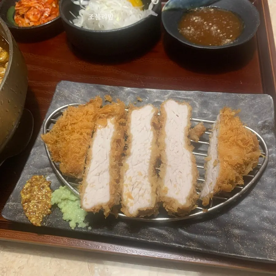 주문한 냉콩국수와 우동 세트 상차림