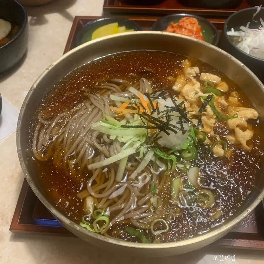얼음 육수에 담긴 냉모밀
