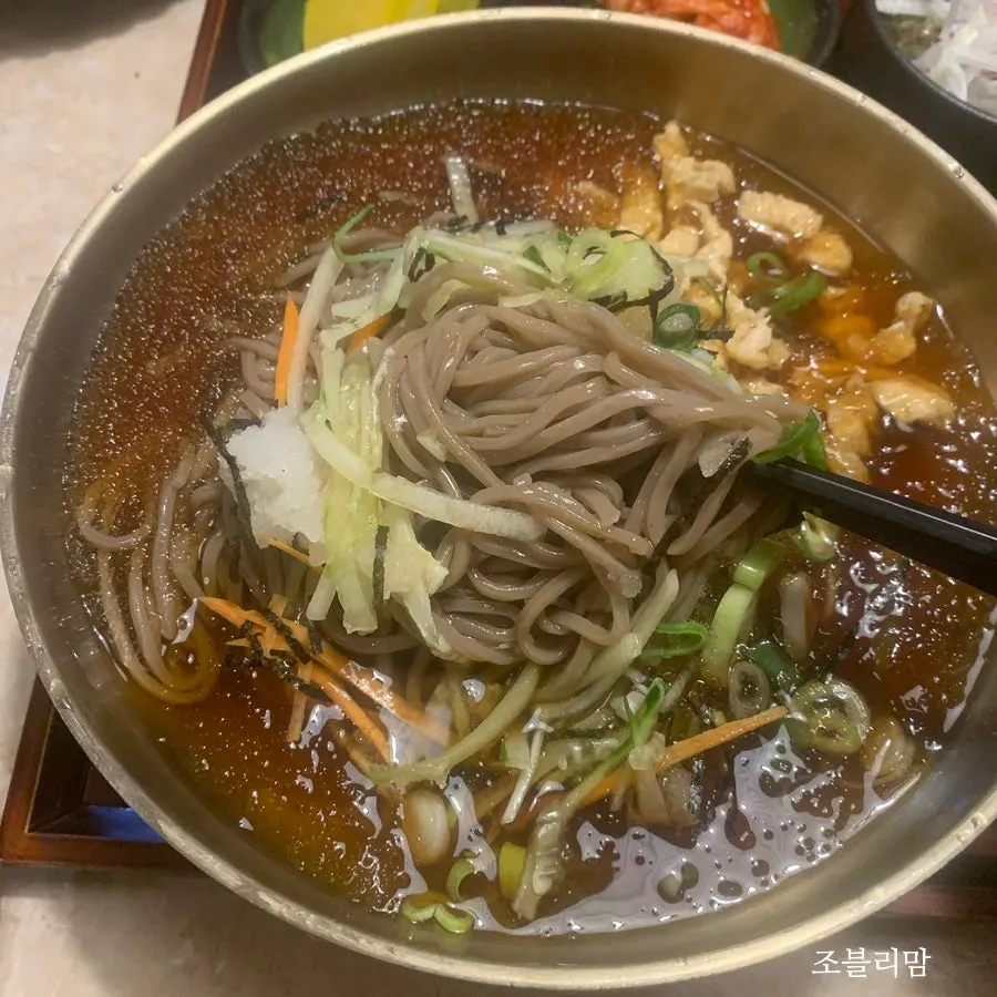 탱탱한 모밀 면을 들어올린 모습