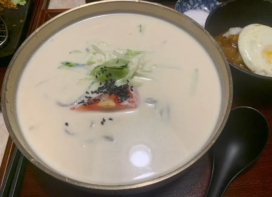 걸쭉한 국물의 냉콩국수 한 그릇