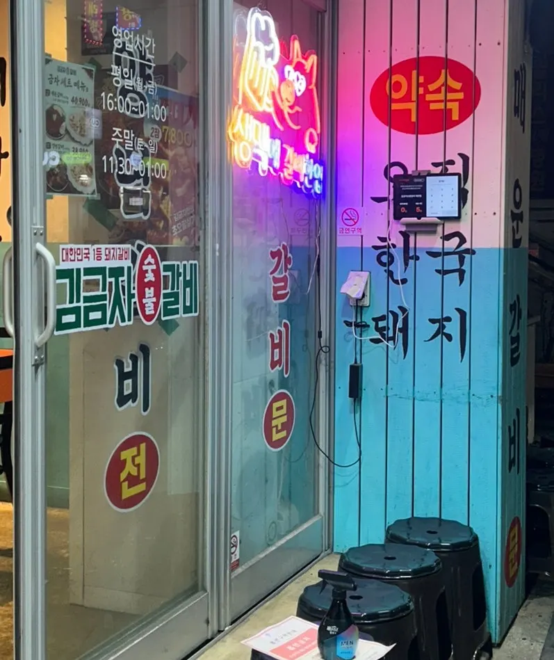 一列に配置された店内テーブル