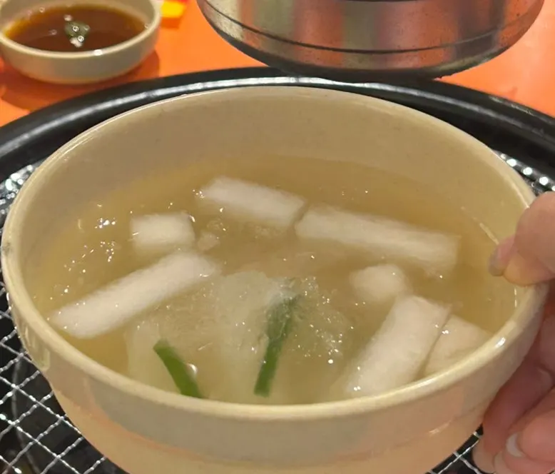 基本のおかずと冷たいトンチミの汁
