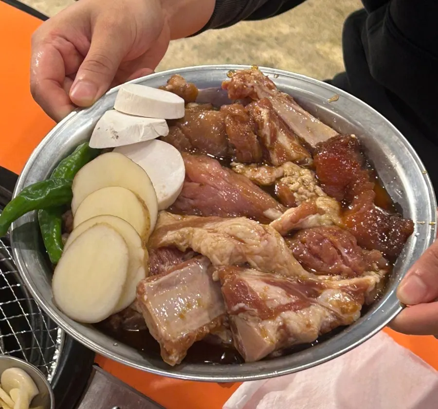 タレがとろりと絡んだ豚の味付けカルビ