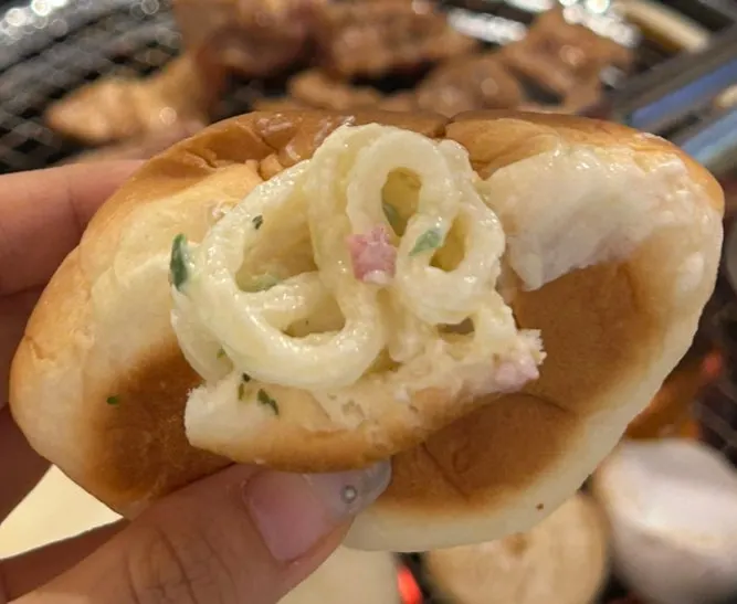 クリームうどんと一緒に出てきたモーニングパンといちごジャム