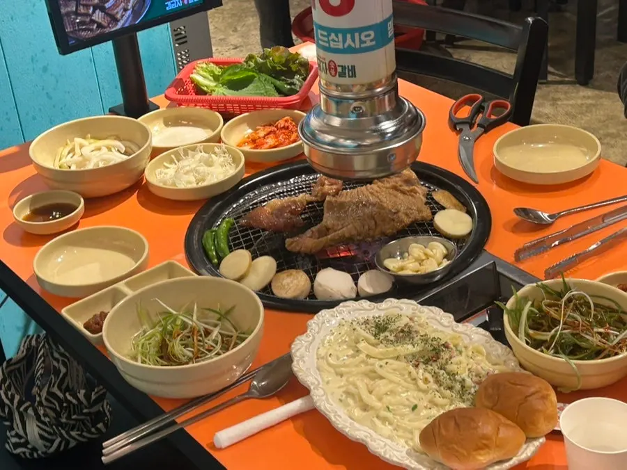 モーニングパンにクリームうどんをのせた組み合わせ