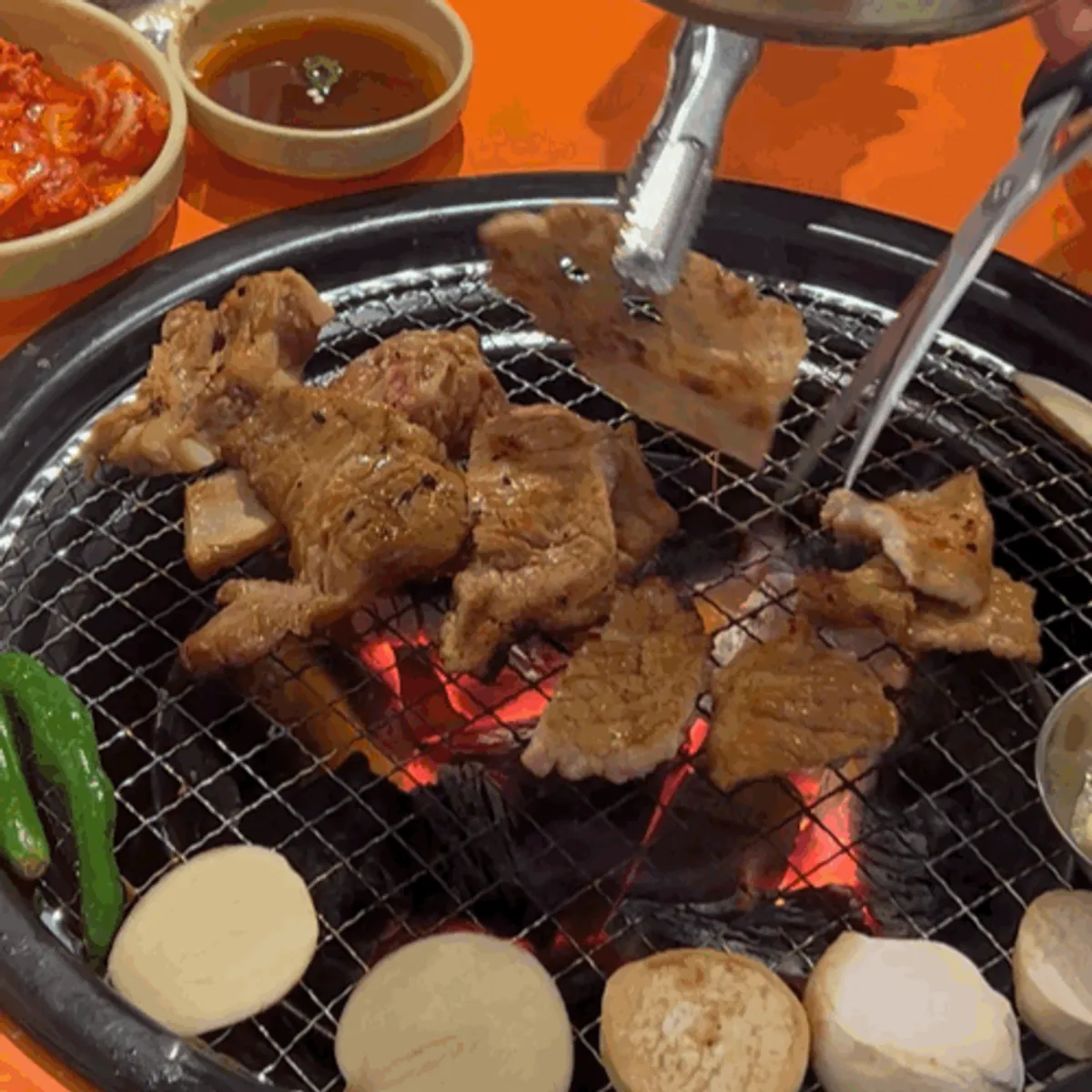 炭火の上で焼かれる味付けカルビ600gセット