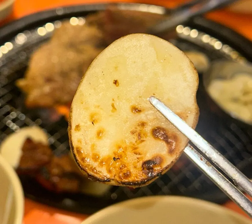 ごま油に浸したにんにくと焼けたカルビの一切れ