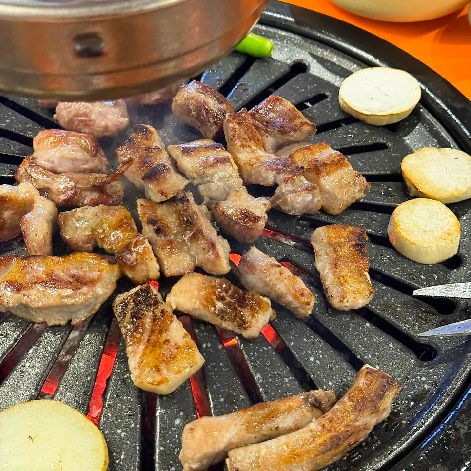 Plate of raw galbi, gakdori and whole pork jowl 600g set