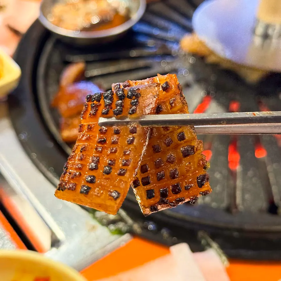 Honeycomb pork skin placed on the grill