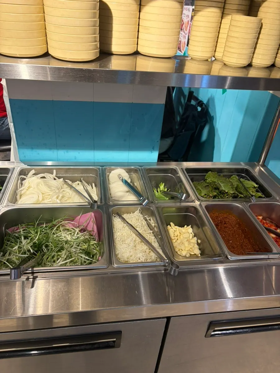 양파 파채 상추 김치가 놓인 셀프바