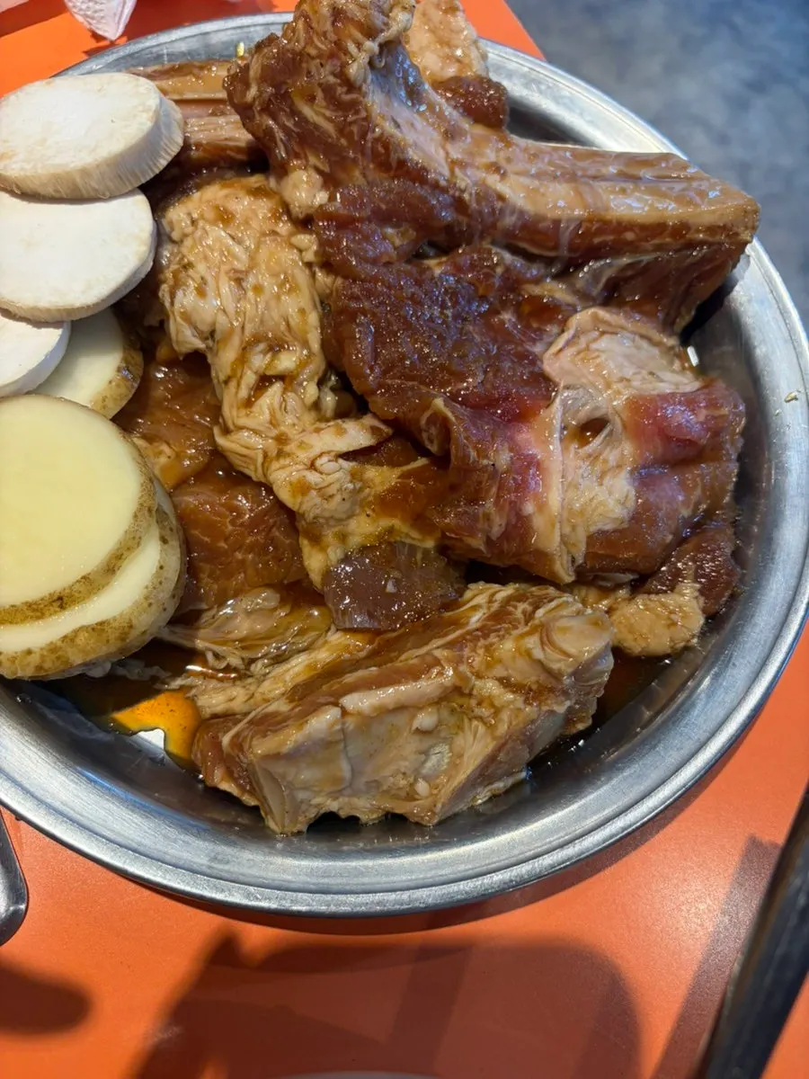 세트에 나온 양념갈비와 감자, 버섯