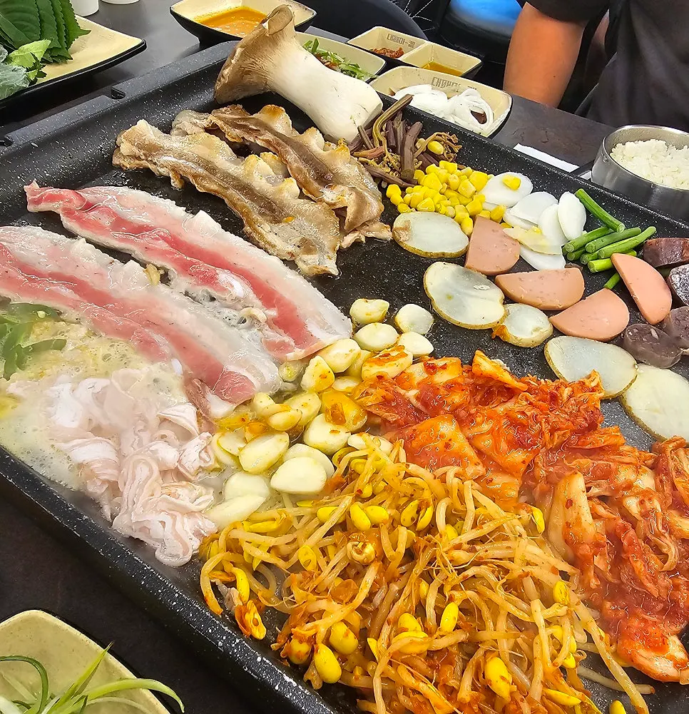 500g of chestnut-fed thin-cut pork belly on the grill